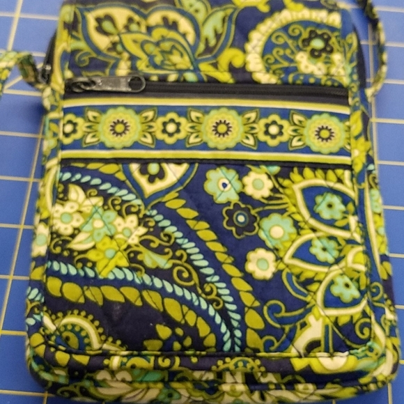 Vera Bradley Cross Body Purse Green 6" x 7" x 1" - Picture 2 of 12